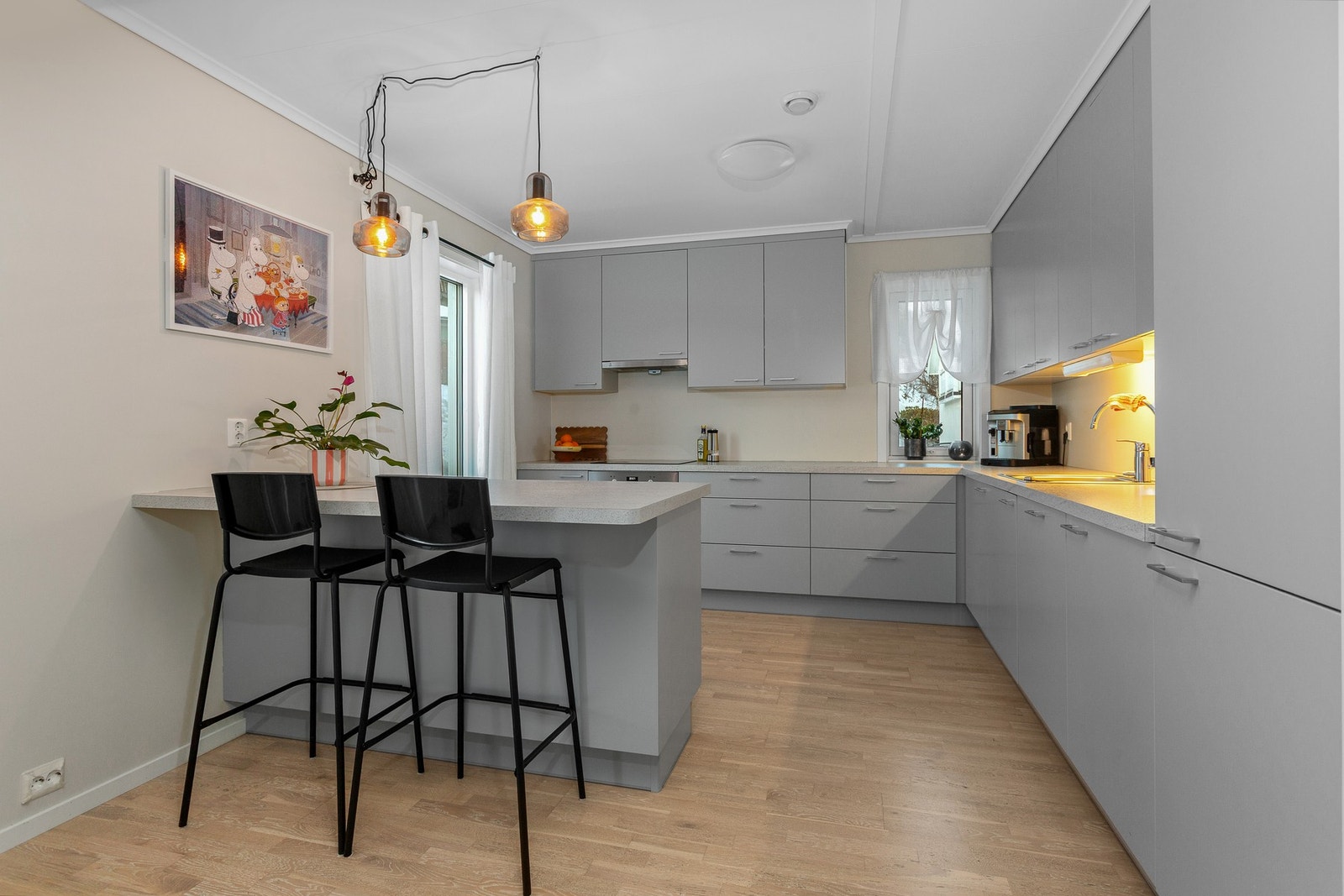 Kjøkkenet har rikelig med skap og benkeplass. Galleribilde