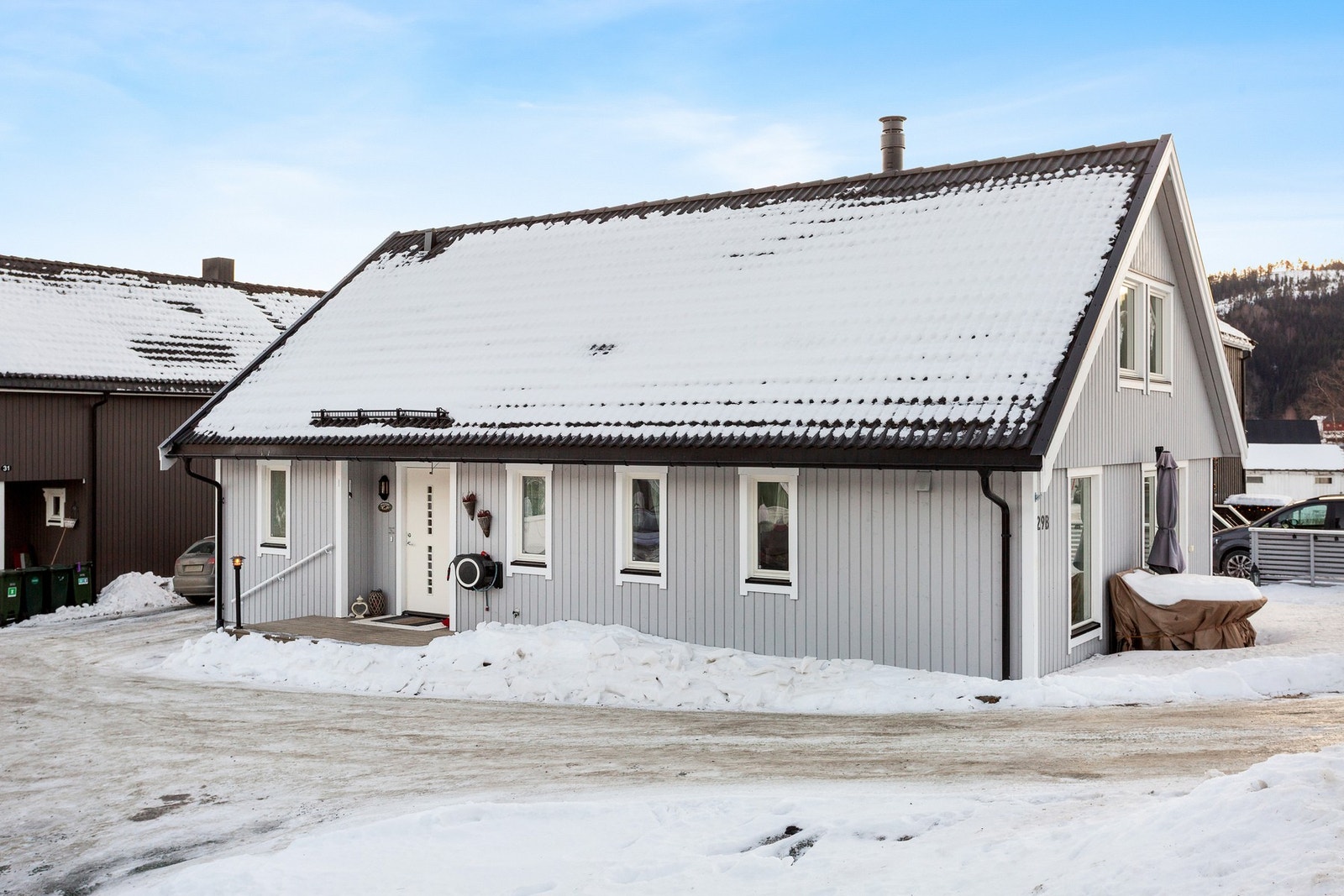 Eneboligen ligger i ett veletablert og sentralt boligfelt på Hovin. Galleribilde