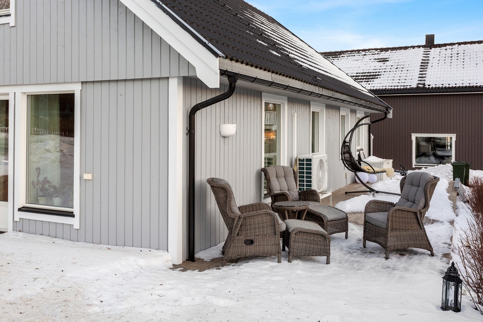Uteområdet er opparbeidet terrasse. Galleribilde
