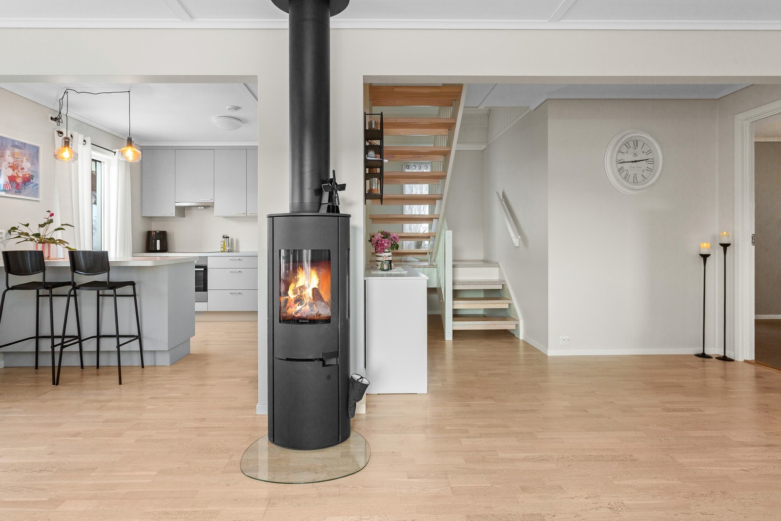 Boligen har både varmepumpe og vedfyring. Galleribilde