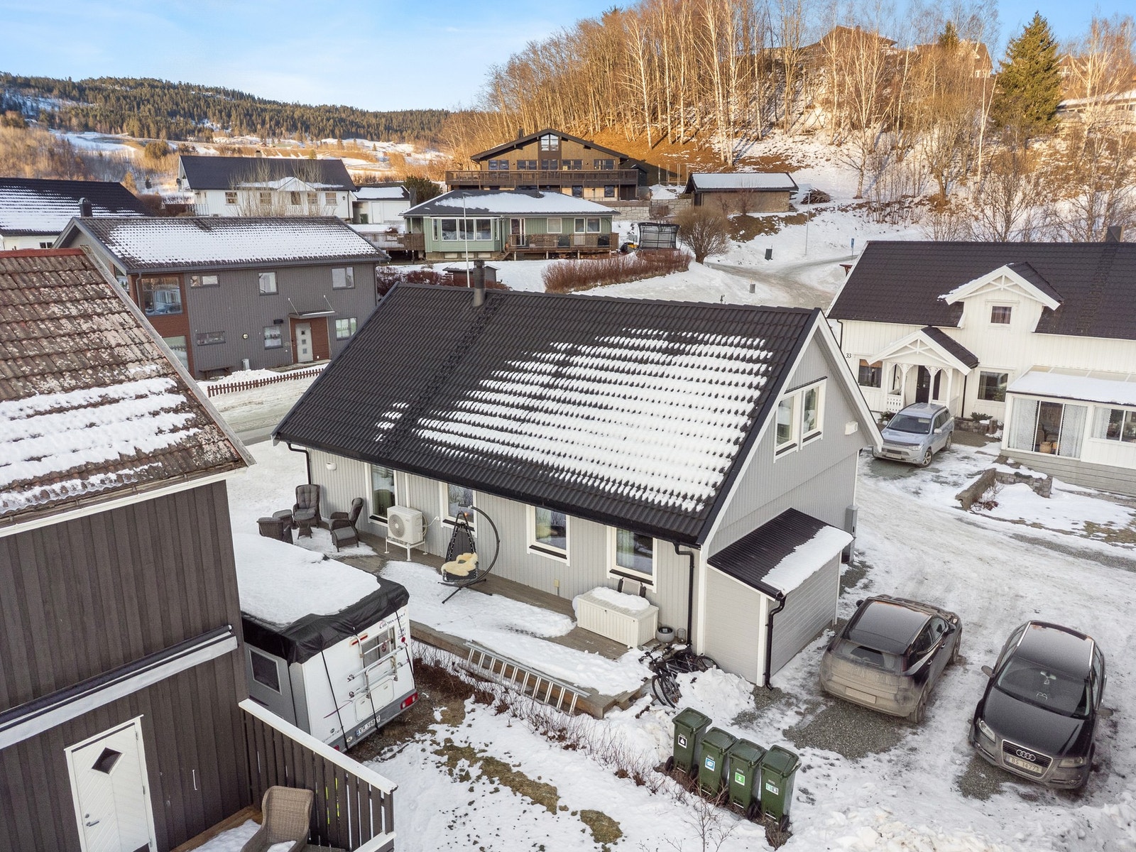 Fra eiendommen er det kun kort gange til både butikk og skole. Galleribilde