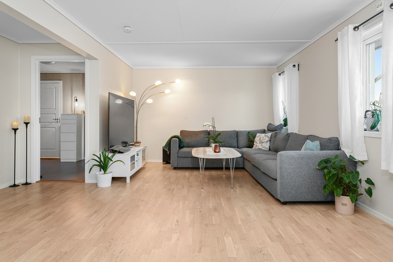 Det er en romslig stue på 43,4m². Galleribilde