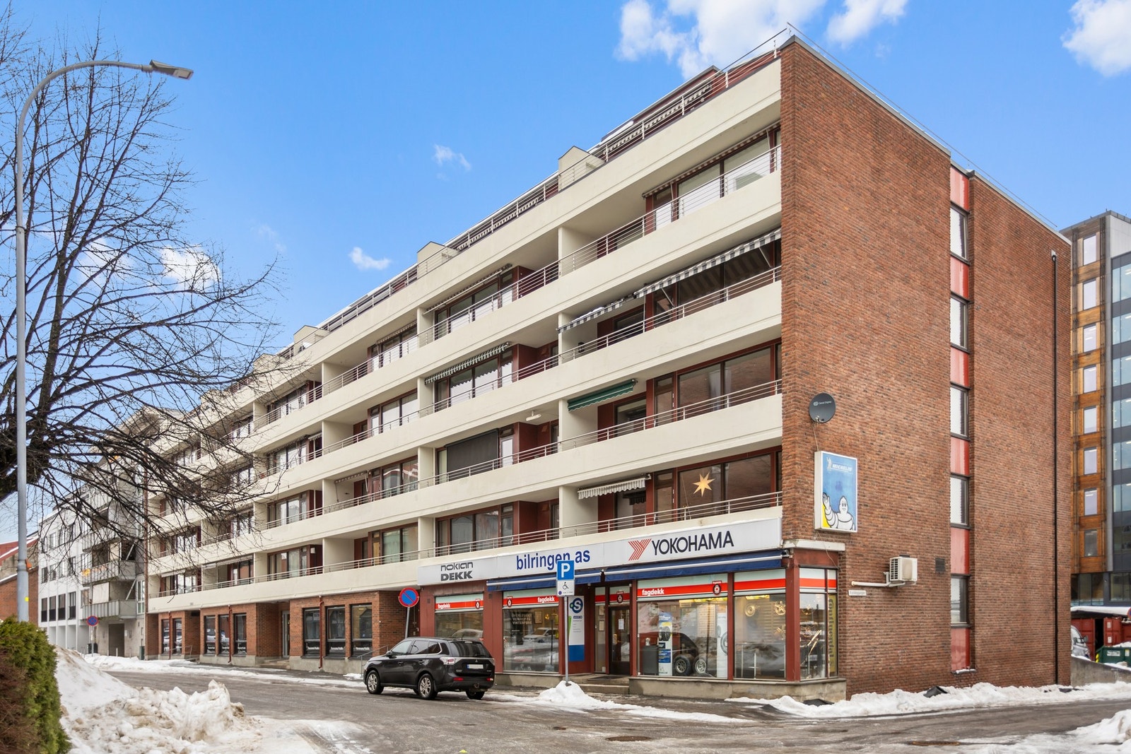 Eiendommen ligger supersentralt og attraktivt til, med umiddelbar nærhet til togstasjon, hyggelige spisesteder, uteliv og matbutikk, samt kort vei til idrettsanlegg, treningssentre og populære turområder. Galleribilde