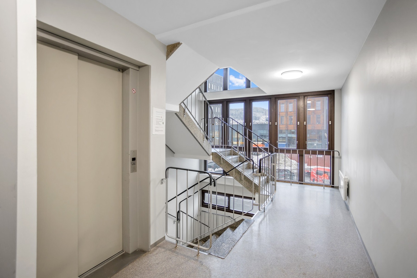 Leiligheten ligger i første etasje, og har adkomst via innvendig, felles trappeoppgang. Galleribilde