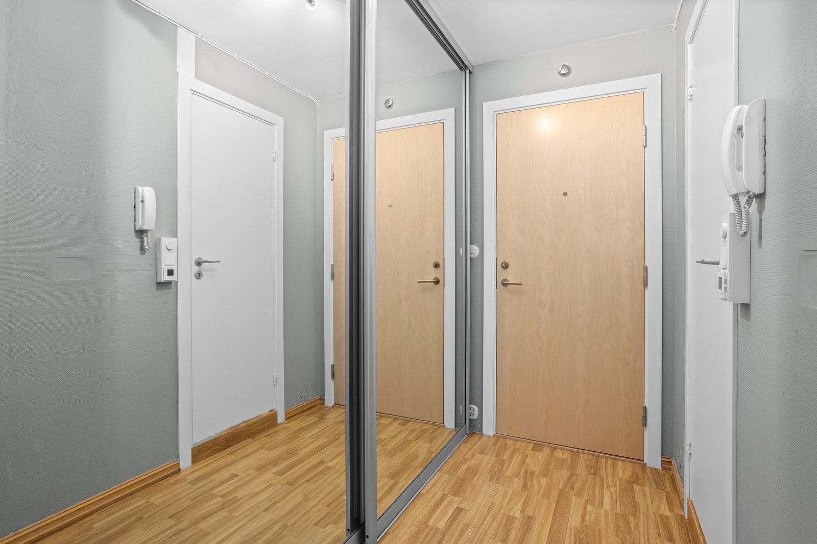 Vel innenfor døren møtes man av en praktisk entré med lyse veggflater og parkett på gulv. Galleribilde