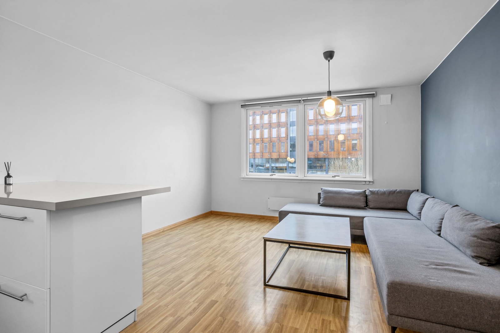 Allrommet kan innredes med sovesofa og tv-/mediastasjon, og det er barløsning med spiseplass for to ved kjøkkenløya. Galleribilde