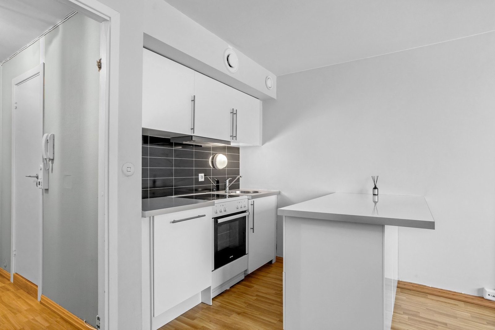 Kjøkkenet er levert av IKEA og ble oppgradert i 2017. Galleribilde