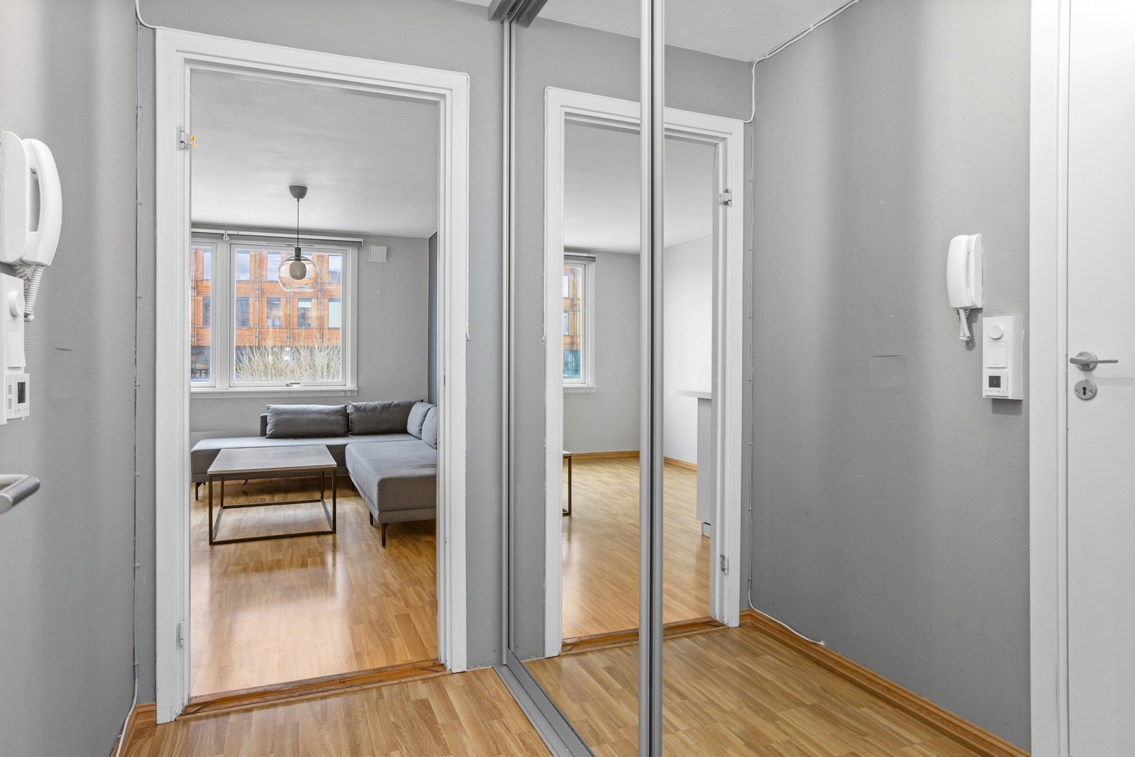 Her er det god plass til oppbevaring av yttertøy og sko i skyvedørsgarderobe. Galleribilde