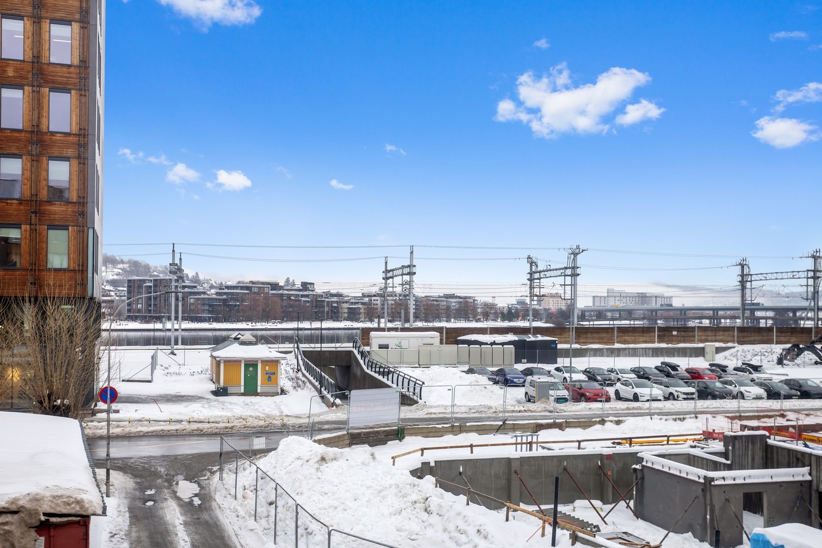 Naturlig lys slippes igjennom av et stort vindu i enden av stuen, som skaper en lys og luftig atmosfære. Galleribilde