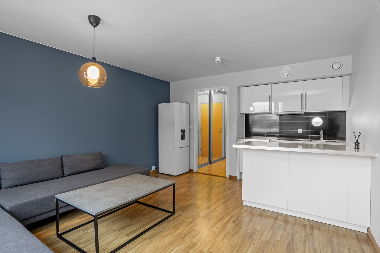 PrivatMegleren v/ Vetle Haug Kristensen har gleden av å presentere denne sentrale og arealeffektive 1-roms leiligheten med nytt bad og nyere kjøkken. Foto: Eiendomsfotograf AS Galleribilde