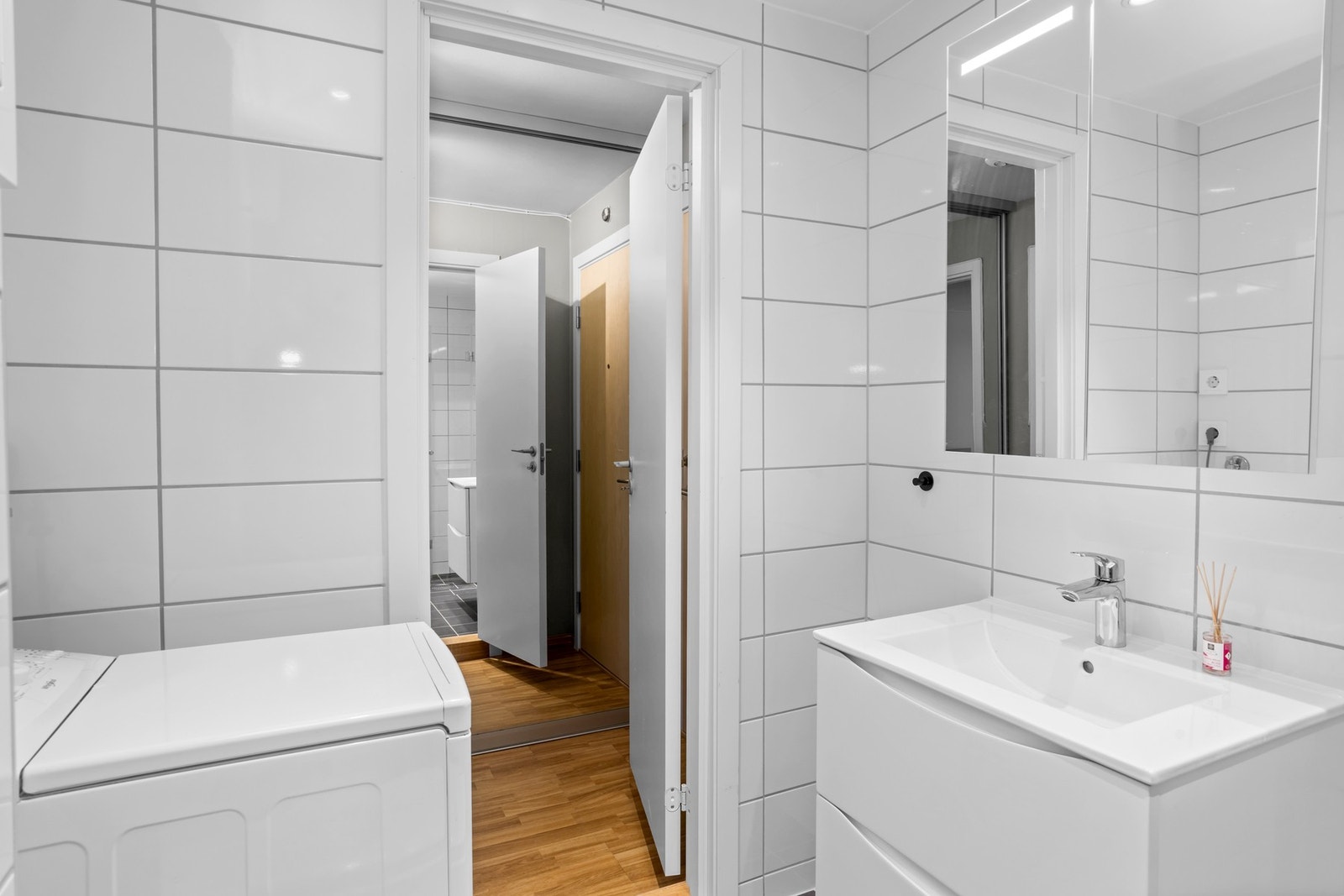 Badet er totalrenovert i 2025 i regi av borettslaget, og fremstår som moderne og tidsriktig. Galleribilde