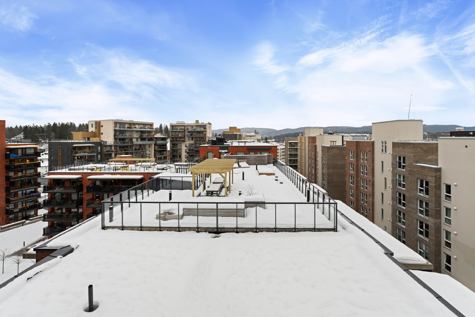 Leiligheten er beliggende sentralt i Lørenskog med nærhet til et bredt utvalg av servicetilbud, kjøpesenter, idrettsanlegg og offentlig kommunikasjon. Galleribilde