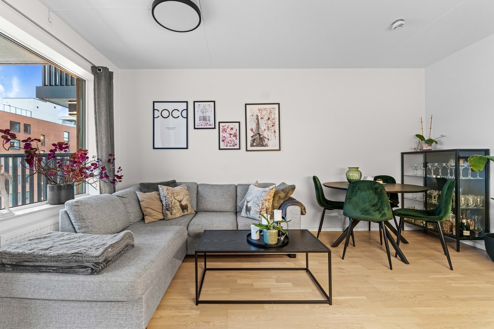 Den åpne stuen fremstår som meget innbydende i lyse, delikate fargevalg. Galleribilde