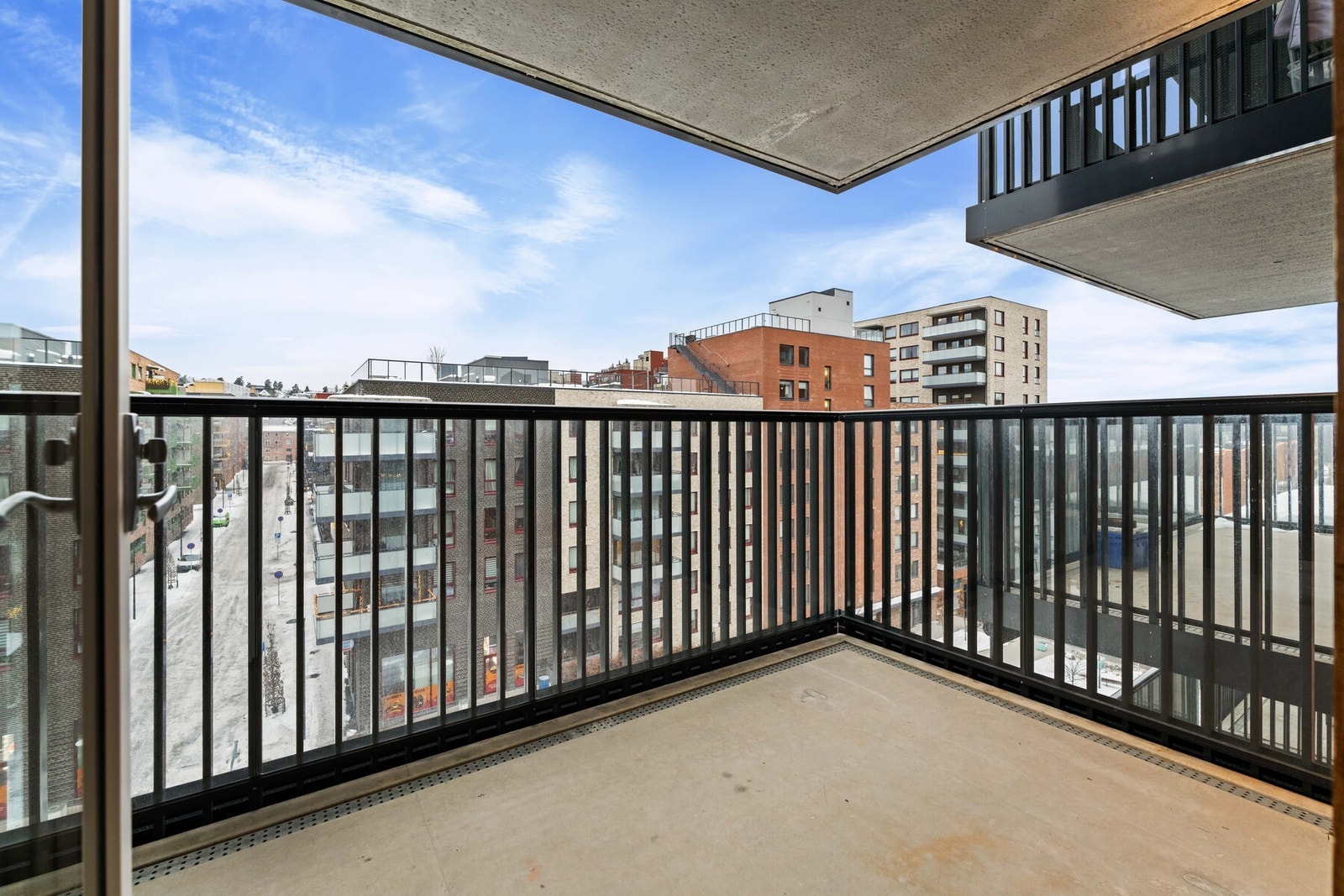 Fra stuen er det utgang til en vestvendt balkong på ca. 7 kvm med fritt utsyn over nærområdet. Galleribilde