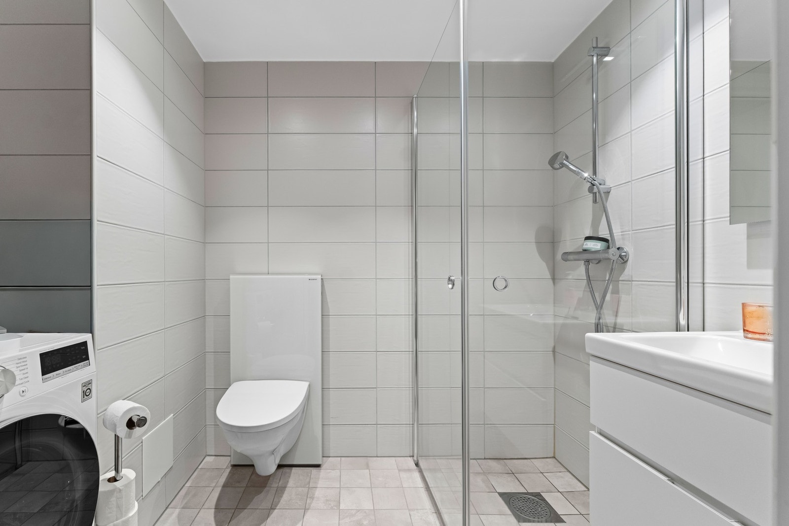 Delikat bad med flislagte overflater og gulvvarme. Galleribilde