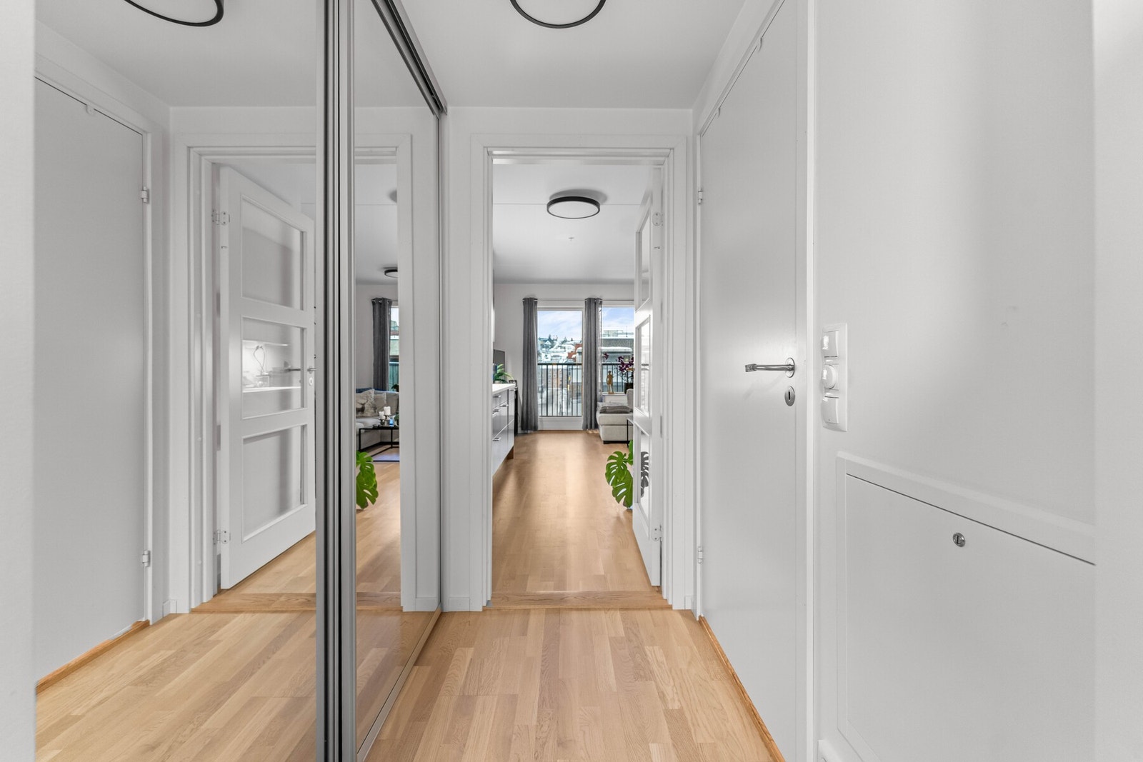 Tiltalende entré med lyspigmentert parkett på gulv, som gir et godt førsteinntrykk av leiligheten. Galleribilde