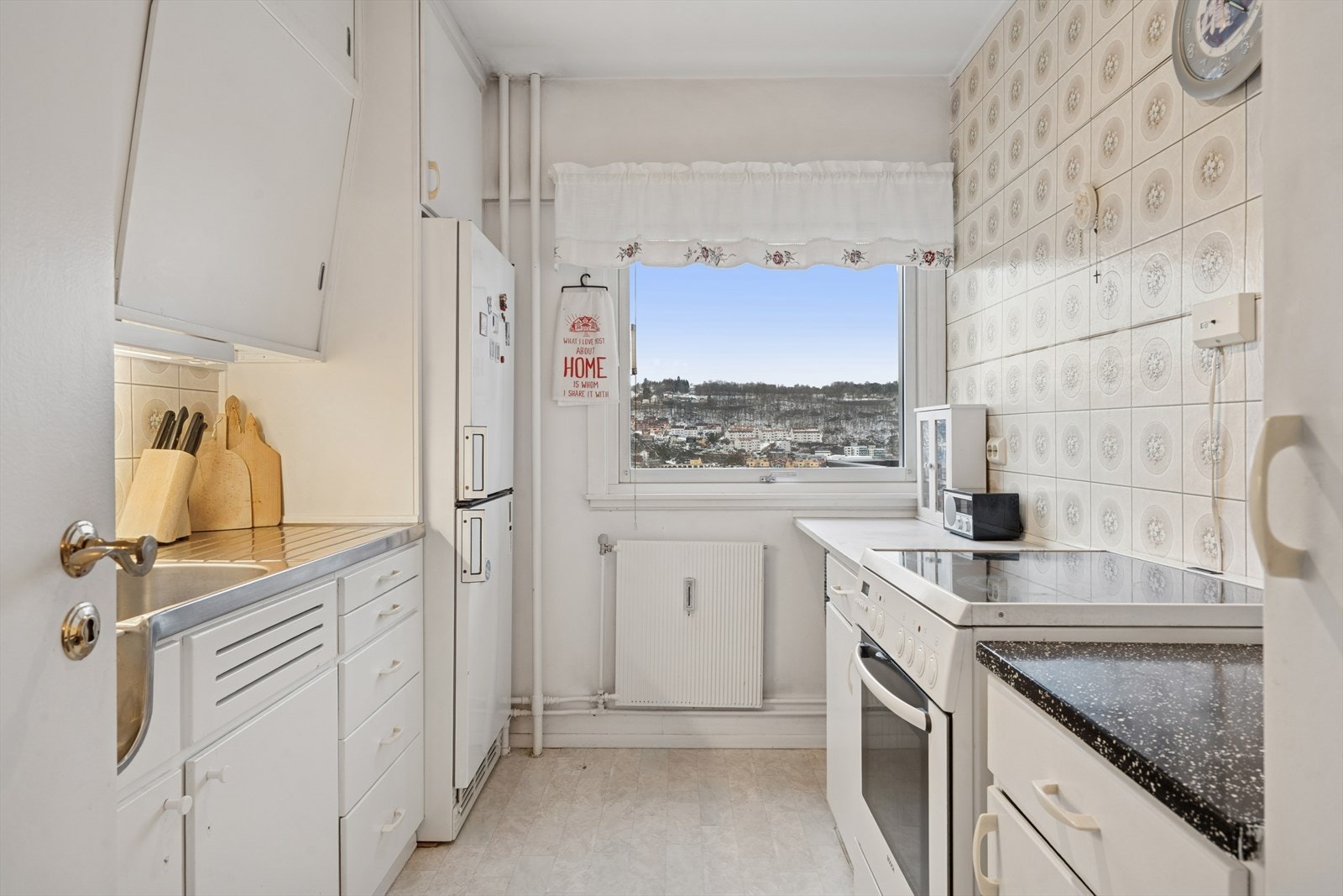 Separat kjøkken med original kjøkkeninnredning. Galleribilde