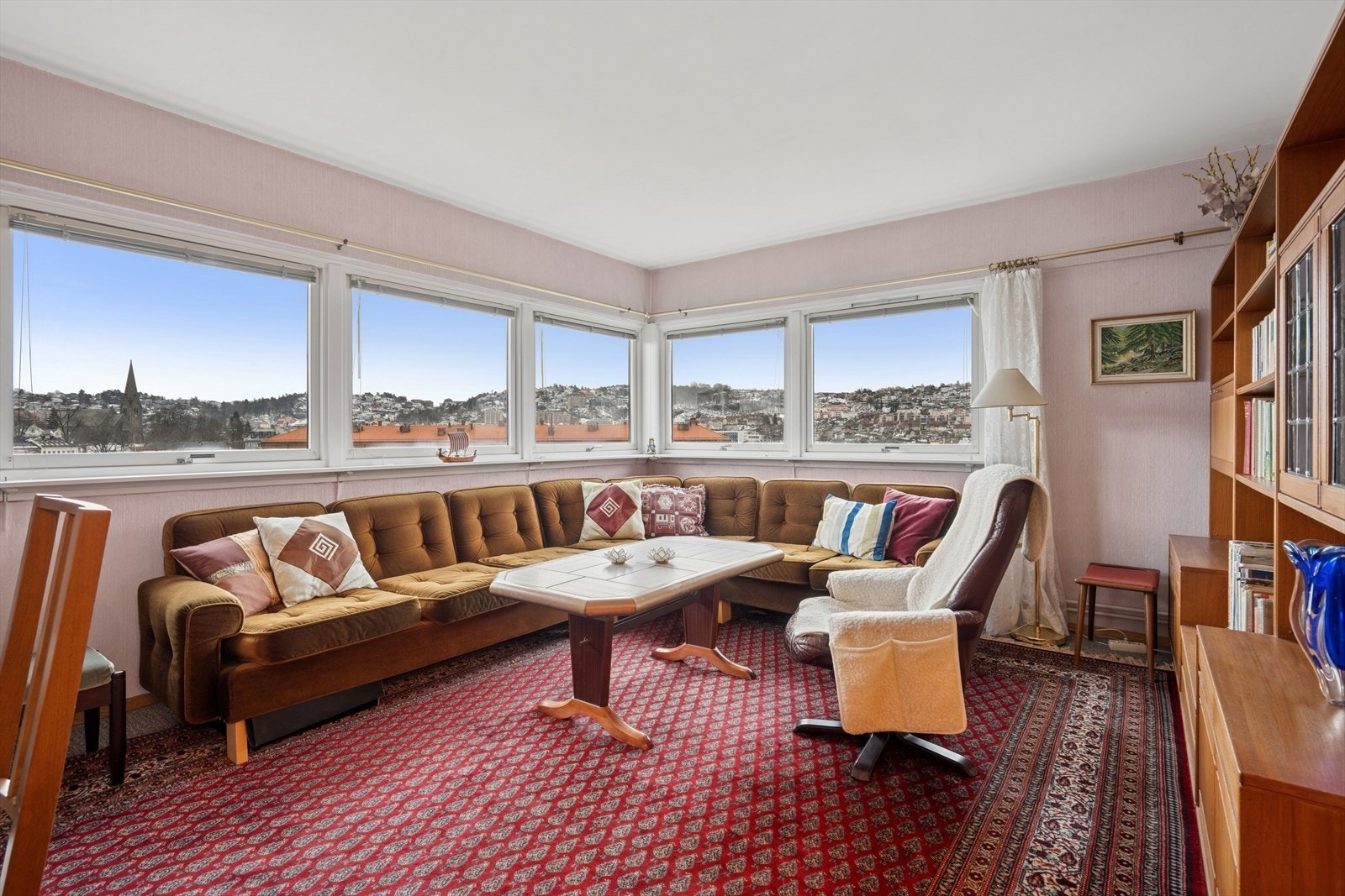 Dette er en lys og fin 3-roms hjørneleilighet på Kampen, med kort vei til hyggelige kaféer, parker og gode kollektivforbindelser. Galleribilde