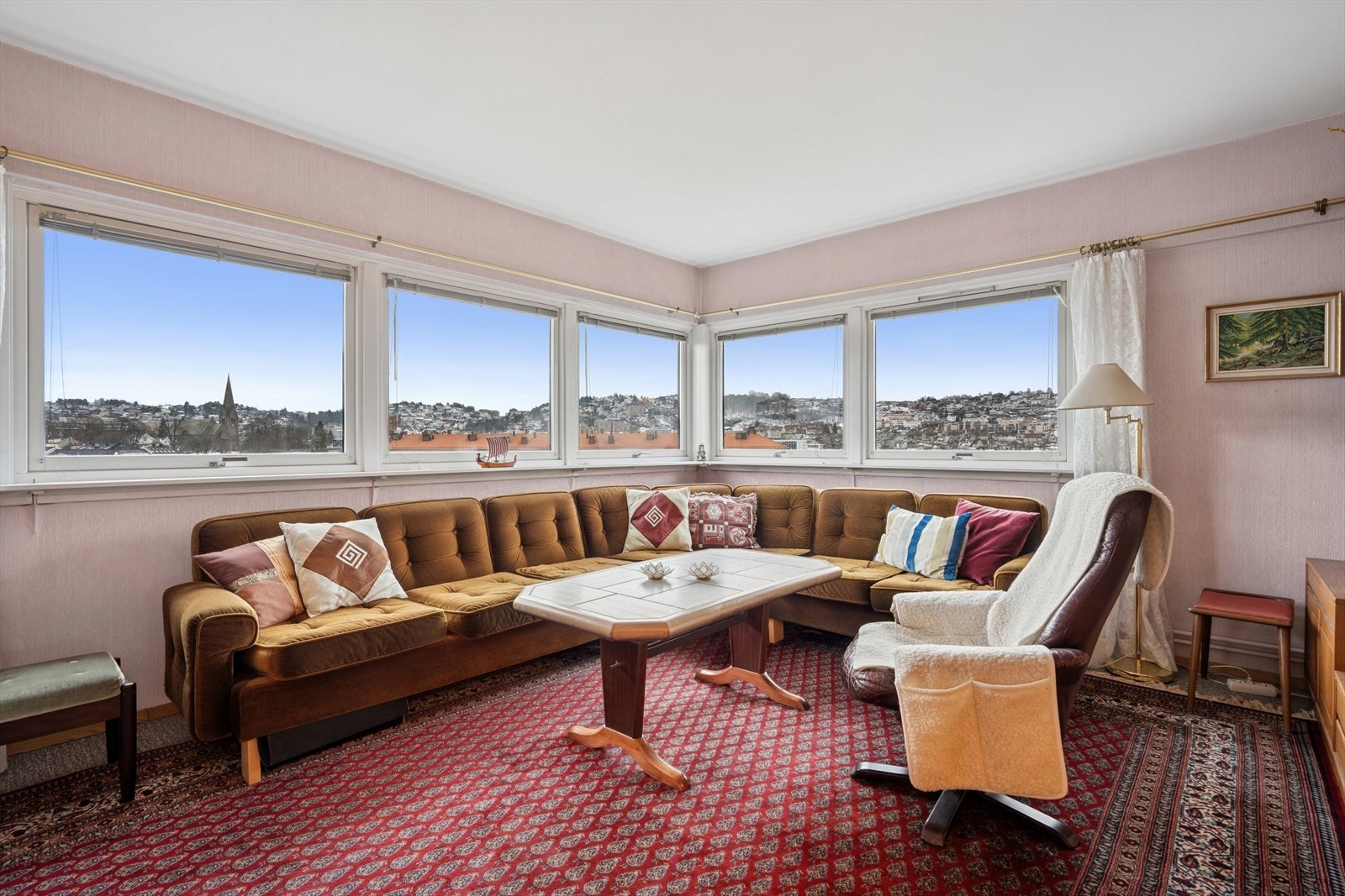 Boligen har betydelig oppussings behov, så her kan du skape drømmeleiligheten. Galleribilde