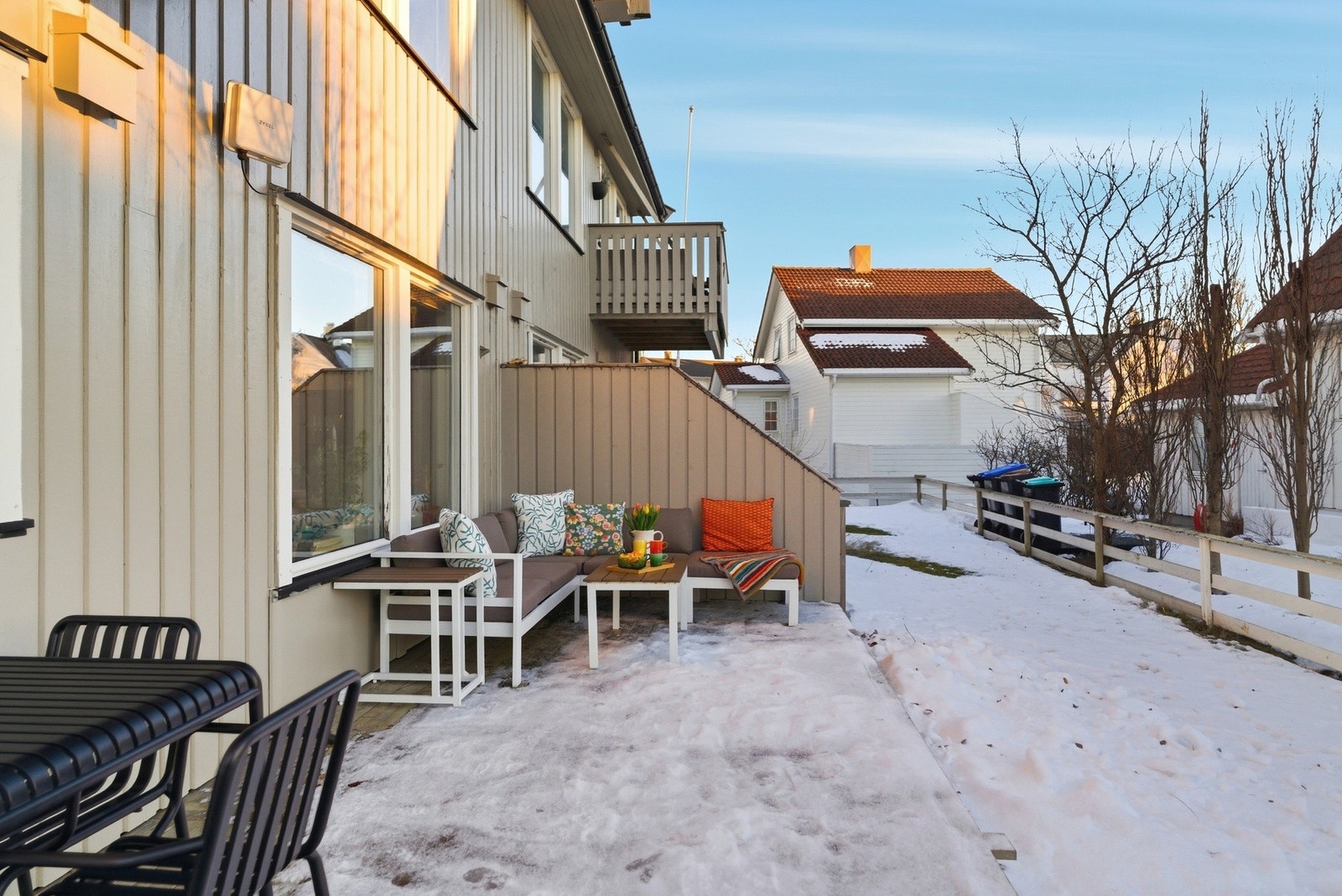Terrasse med god plass til sittegruppe og tilhørende møblement. Galleribilde