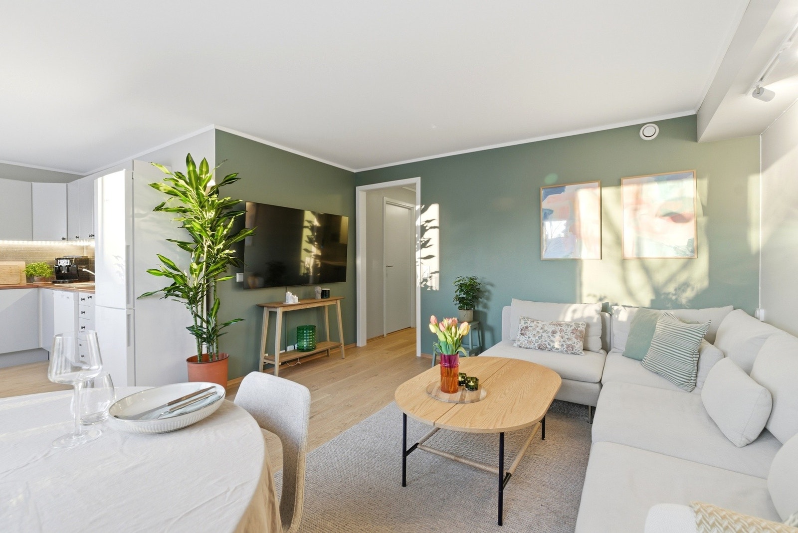 Stuen har lyst gulv og vegger malt i behagelige farger. Galleribilde