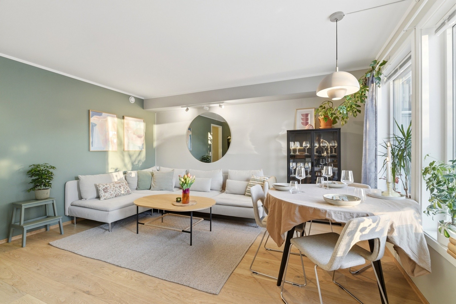 Stuen har god plass til sofagruppe, spisestue og tilhørende møblement. Galleribilde