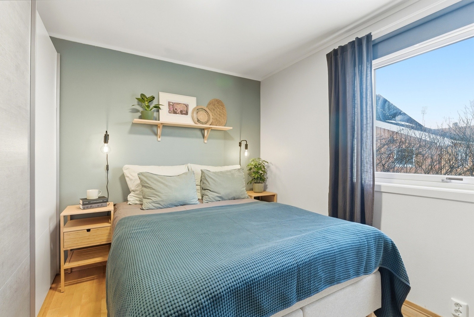 Soverommet har en praktisk skyvedørsgarderobe med god plass til klesoppbevaring. Galleribilde