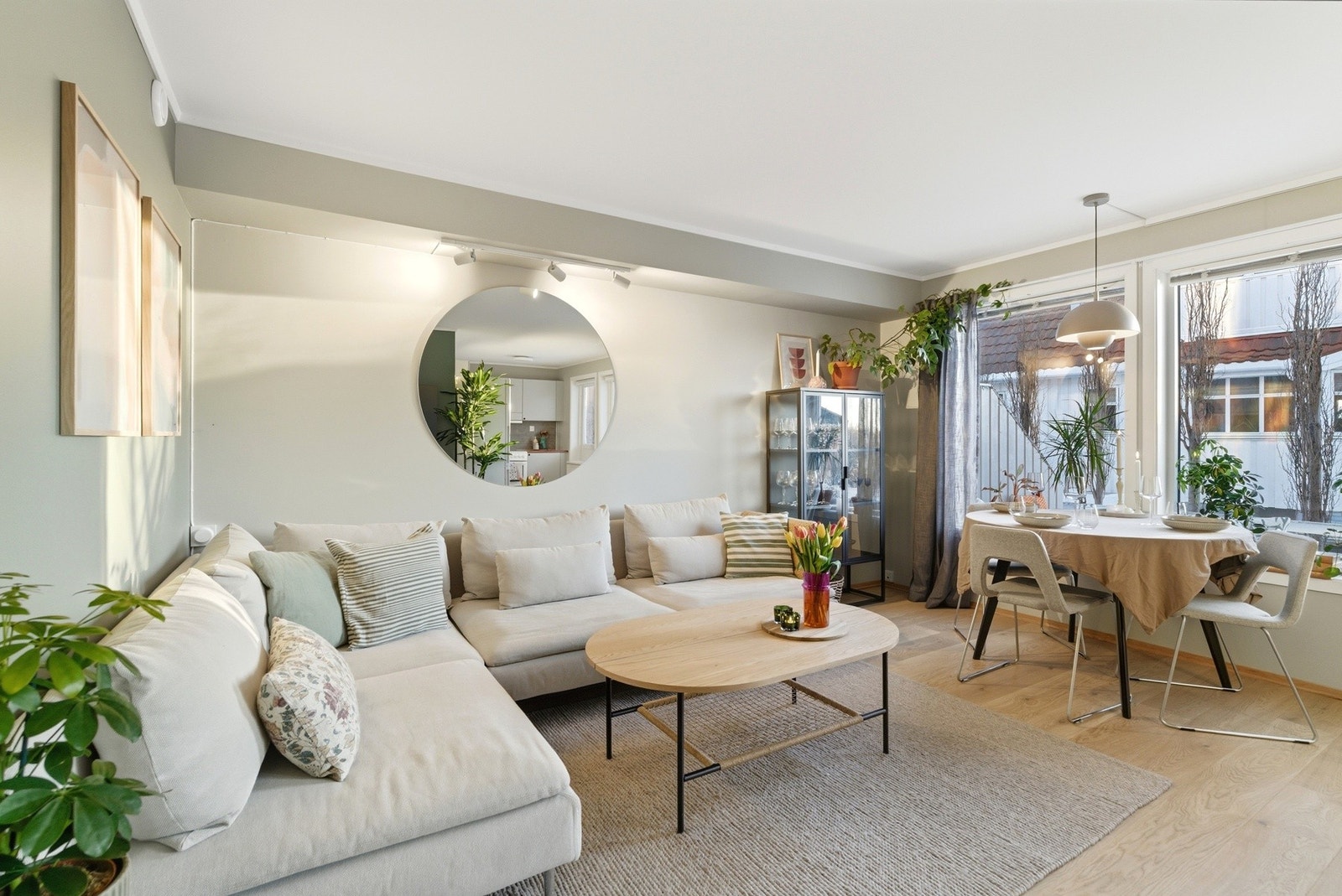 Det er store vindusflater som slipper inn godt med naturlig lys i rommet. Galleribilde