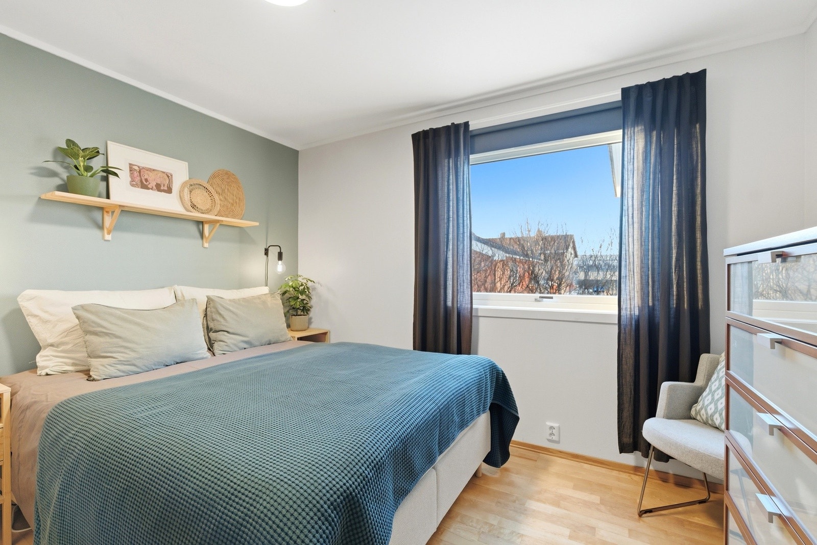 Soverom med god plass til dobbeltseng og garderobeskap. Galleribilde