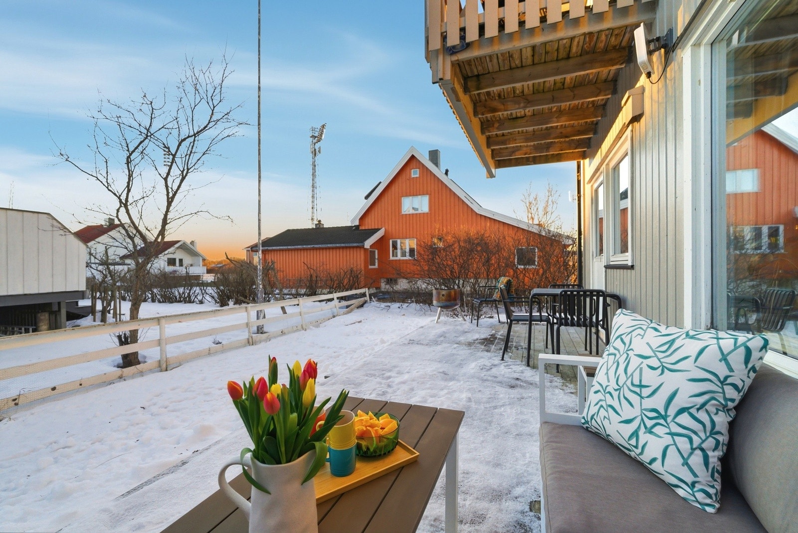 Hage foran og på siden av bygget, med gode lys og solforhold. Galleribilde