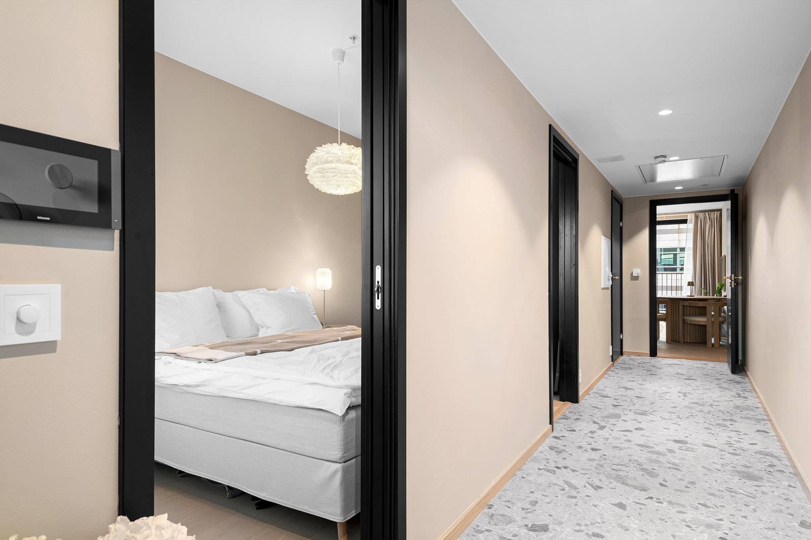 Fra entréen er det adkomst til boligens soverom og baderom. Galleribilde