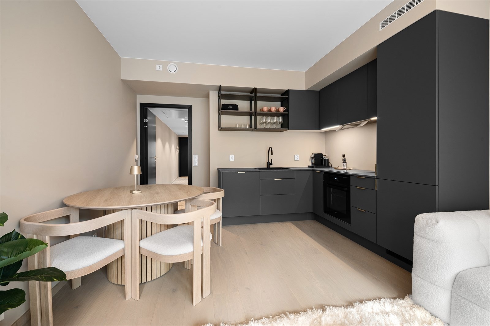 I stuen er det plass til sofagruppe med tilhørende møblement, samt en spisegruppe. Galleribilde