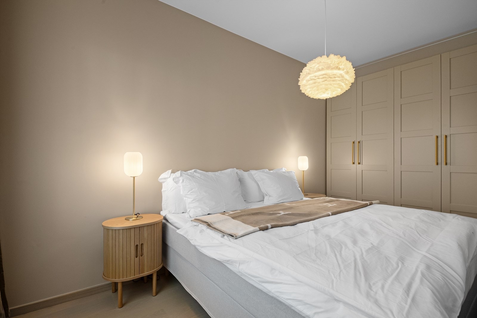 Soverom av god størrelse med plass til dobbeltseng og tilhørende møblement. Her er det en lekker garderobeløsning. Galleribilde