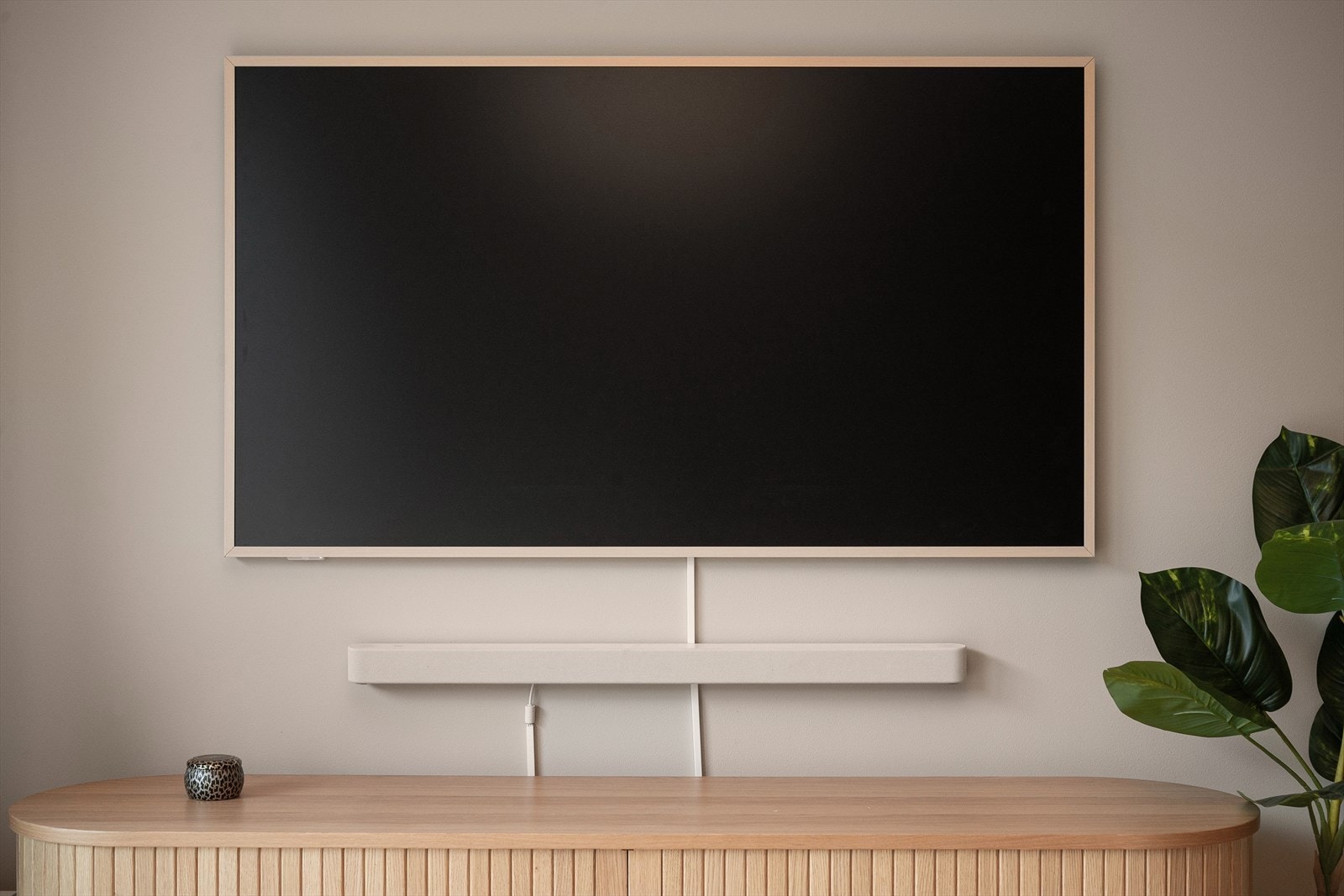 I stuen er det naturlig sone for TV og TV-benk. Galleribilde