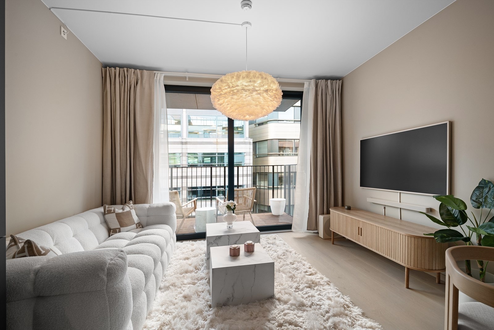 Leiligheten er gjennomført med gode farge- og materialvalg. Det er én-stavs parkett på gulv og et behagelig fargevalg på vegger. Galleribilde