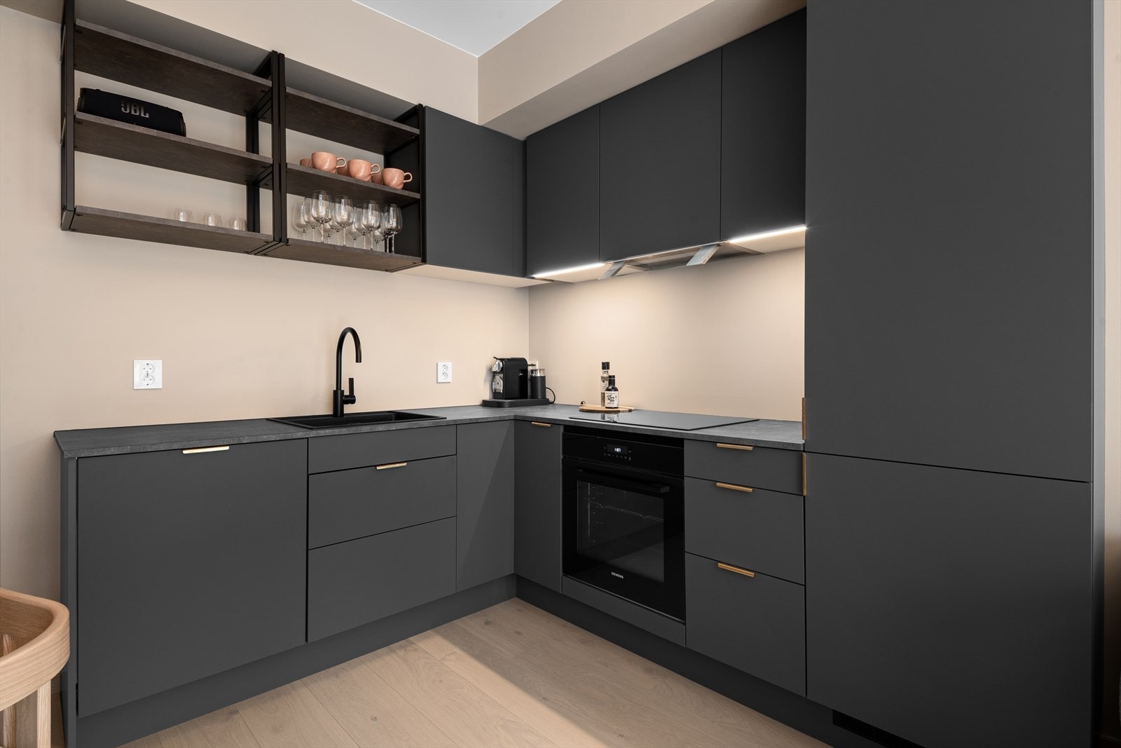 Lekkert HTH kjøkken fra 2024/2025 med glatte fronter og benkeplate i laminat. Galleribilde