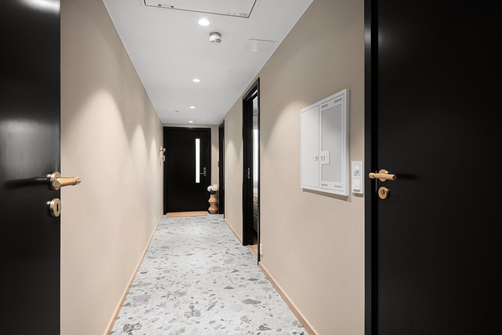 Luftig og innbydende entré med plass til garderobe. Galleribilde