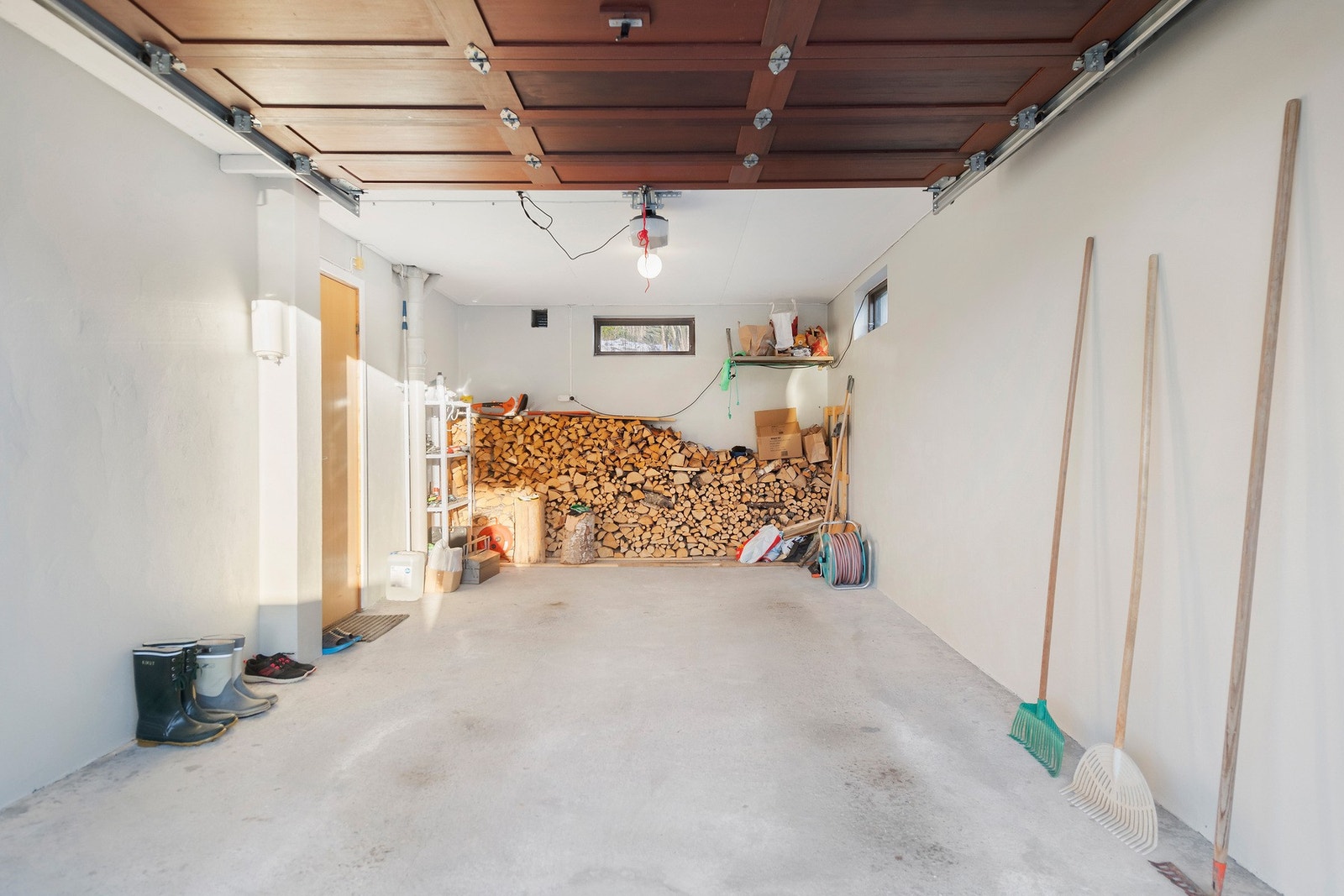 Integrert garasje med direkte adkomst til boligen. Galleribilde