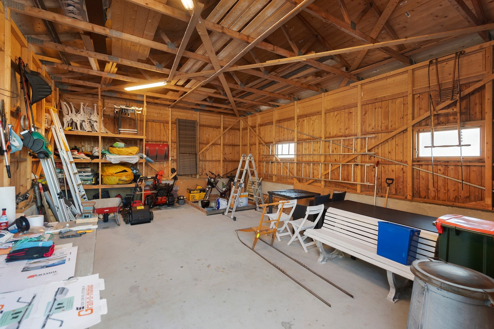 Den frittstående garasjen er svært anvendelig og har god himlingshøyde. Galleribilde