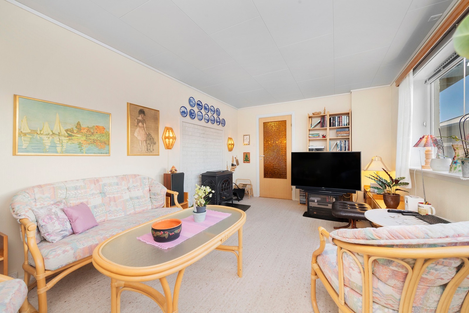 Lys og romslig stue i underetasjen. Galleribilde