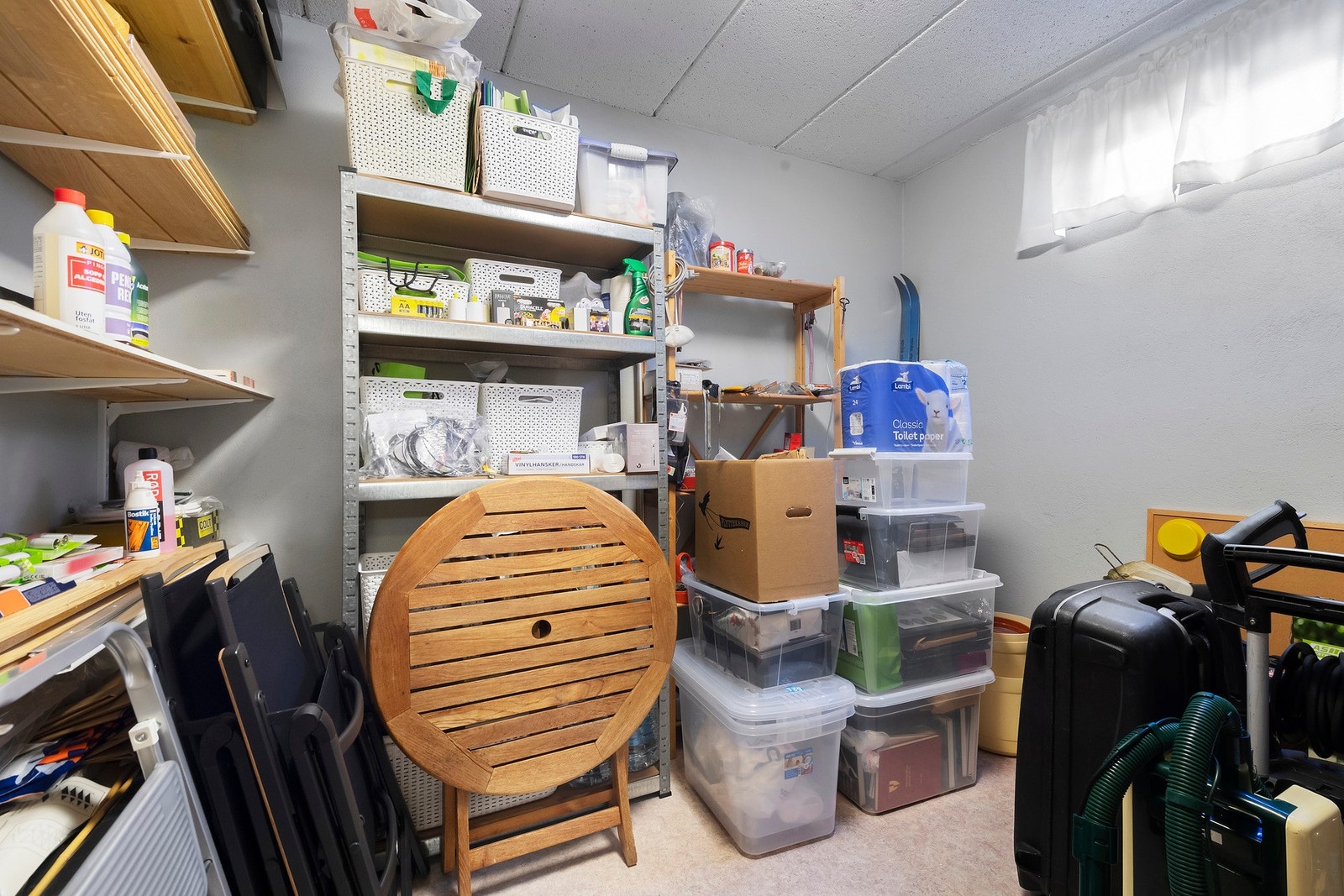 Det er gode lagringsmuligheter i underetasjen Galleribilde