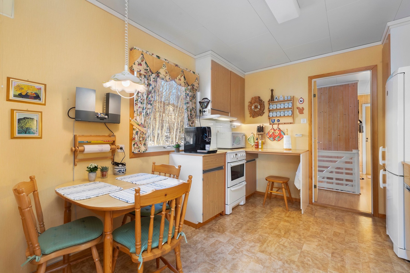 På kjøkkenet er det plass til mindre spisegruppe. Galleribilde