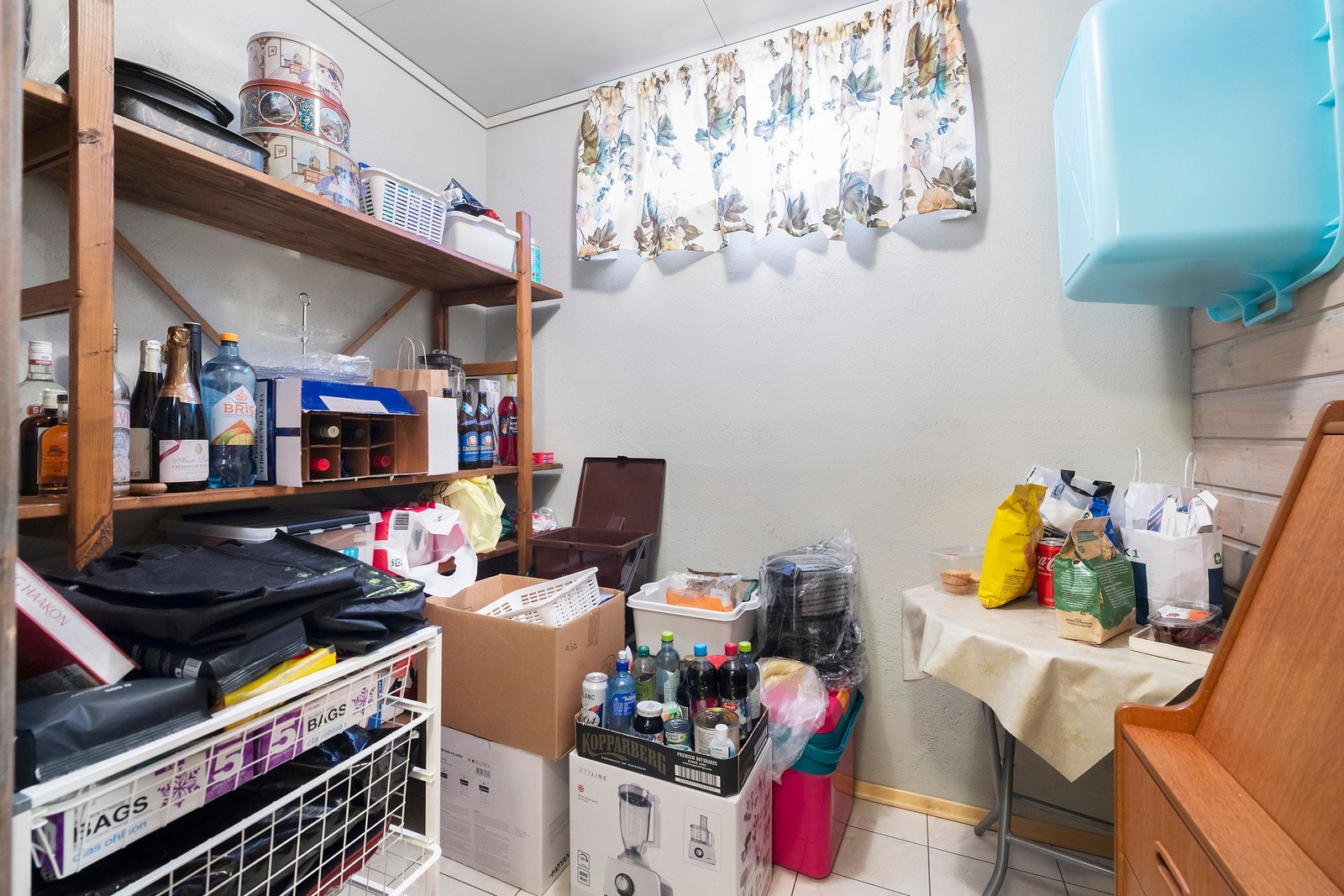 Det er gode lagringsmuligheter i underetasjen Galleribilde