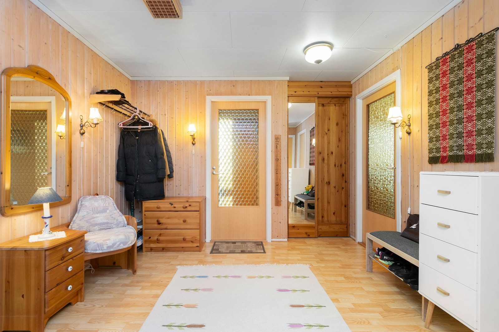 Romslig hall. Galleribilde