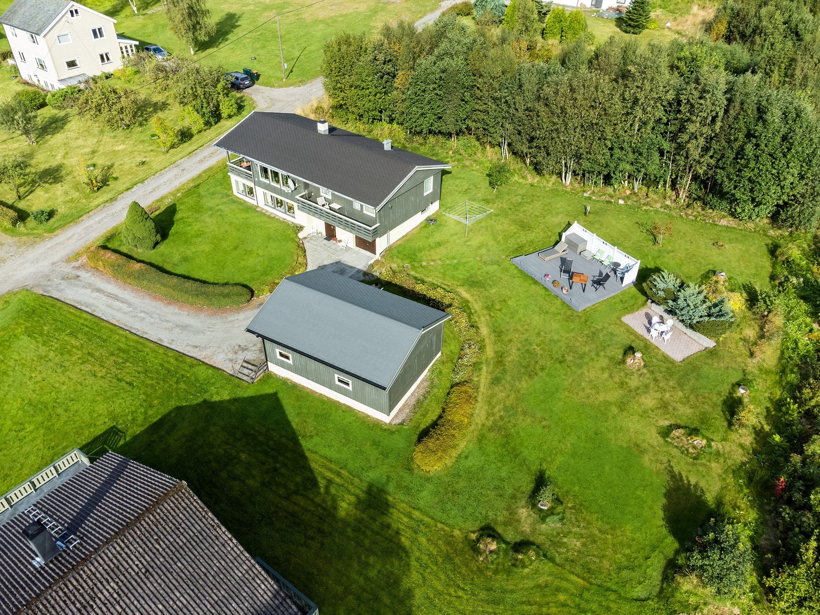 På eiendommen er det oppført enebolig m/integrert garasje og stor frittstående garasje. Galleribilde