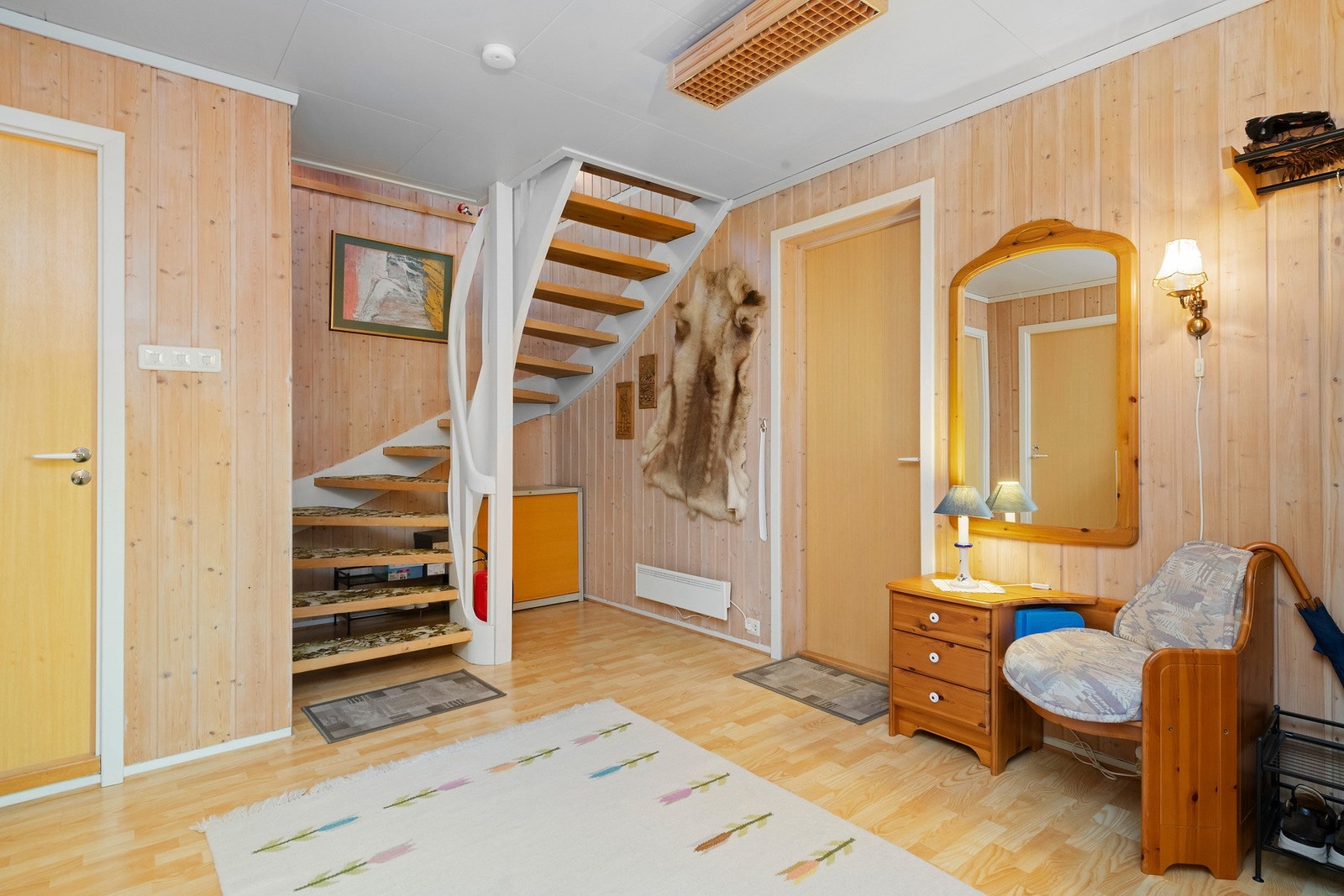 Romslig hall. Galleribilde