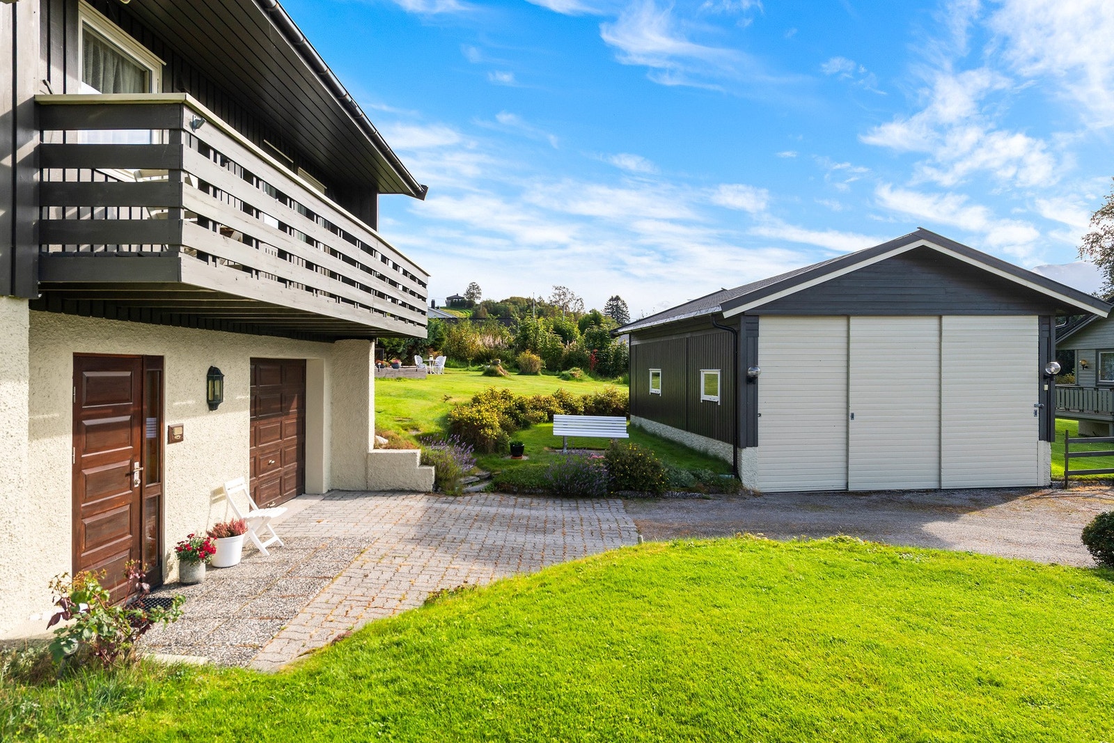 Eiendommen har både integrert garasje og stor, frittstående garasje. Galleribilde