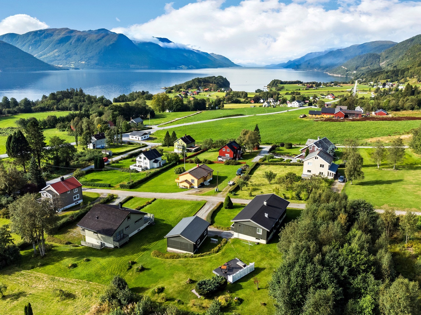 Boligen svært fint til i et hyggelig boligfelt med generøse tomter. Galleribilde