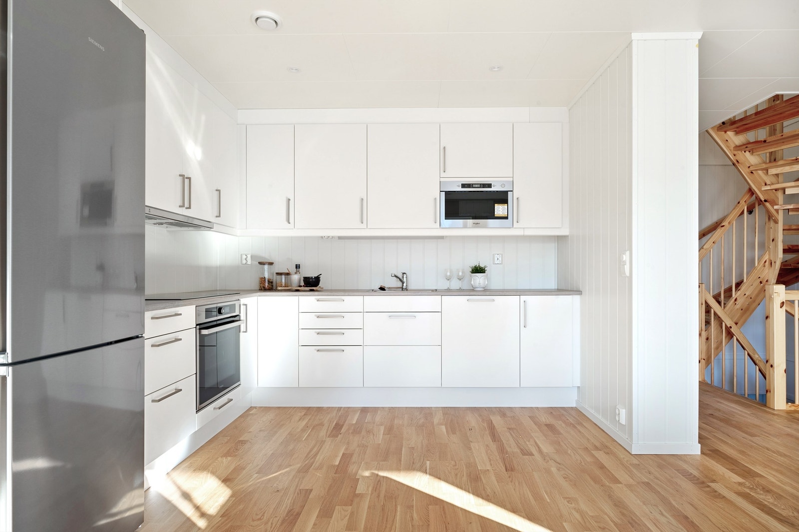 Illustrasjons bilde av ett tilsvarende kjøkken. Kjøkkenet i 4D er det ikke mikro, det er skuffer i det benkeskapet til høyre. Og hvit parkettgulv. Galleribilde