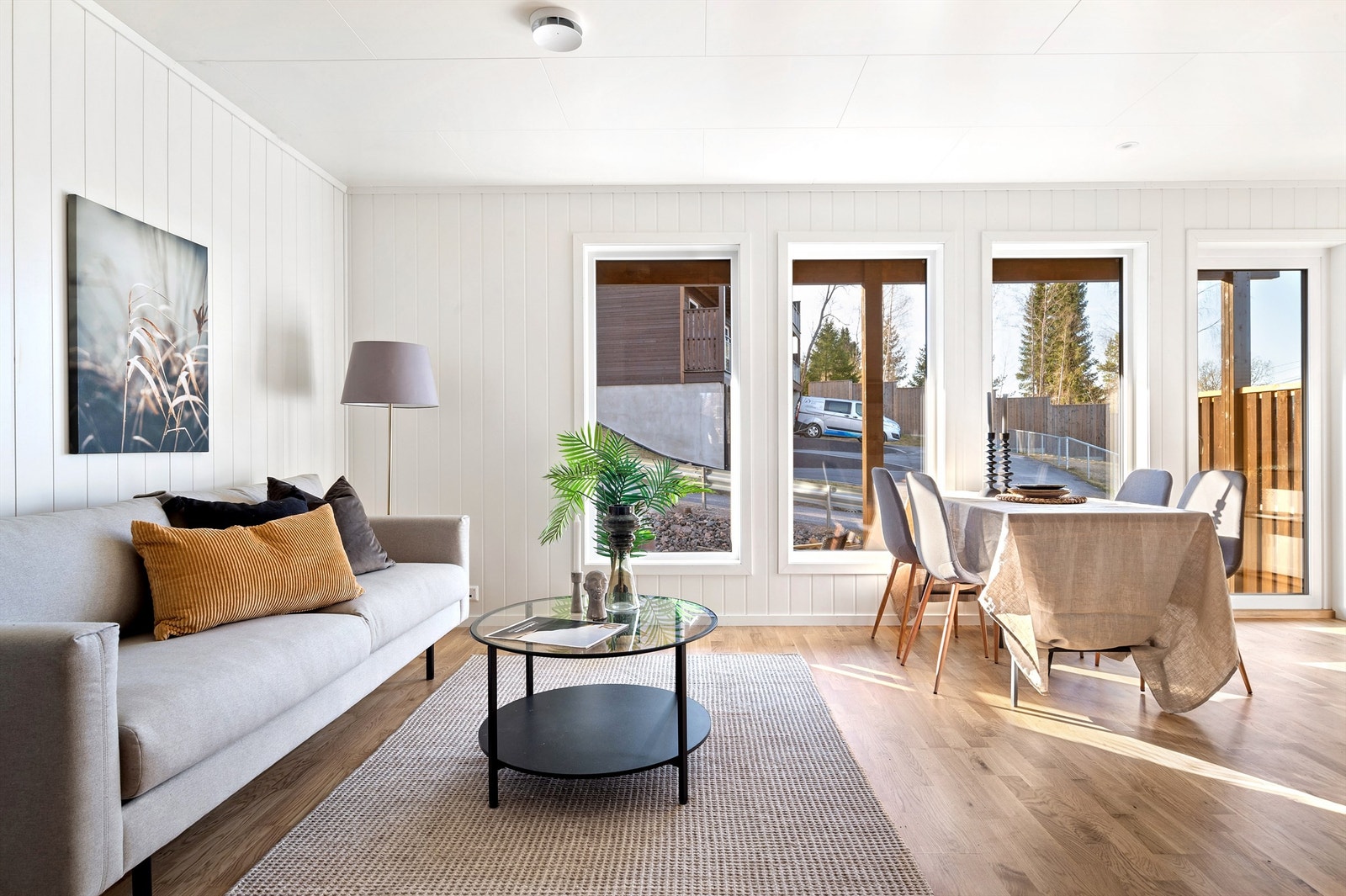 Stue - aktuell bolig har hvit parkett gulv. Galleribilde